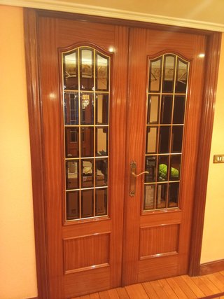 Doble puerta madera con cristalera