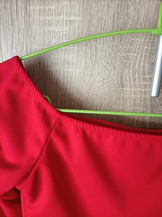 Vestido rojo escote Bardot manga acampanada