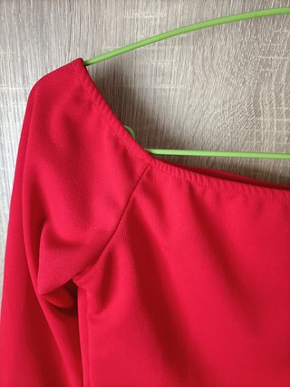 Vestido rojo escote Bardot manga acampanada