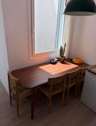 Mesa de comedor de nogal macizo