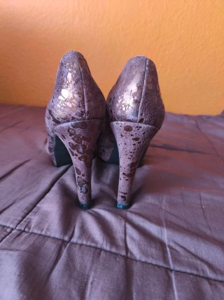 Zapatos de tacón dorados y marrones