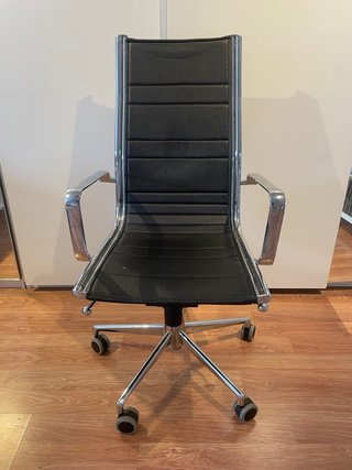 Silla de oficina moderna negra y plateada