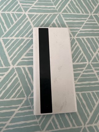 Batería Portátil Blanca con Raya Negra