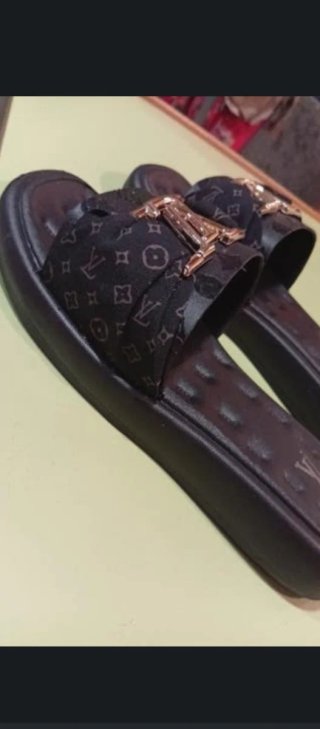 Chancla inspirada Louis.Vuitton. T-35-36