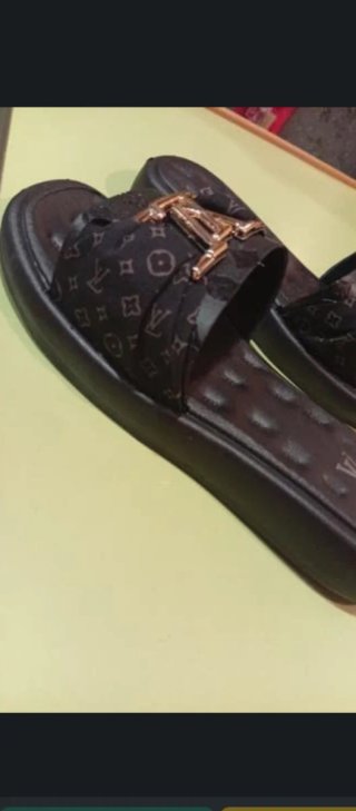 Chancla inspirada Louis.Vuitton. T-35-36