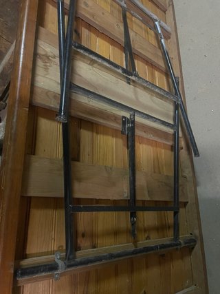 Mesa plegable madera y pies metal.