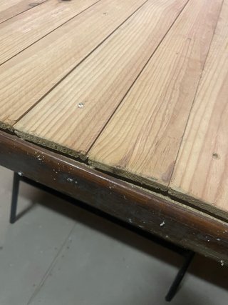 Mesa plegable madera y pies metal.