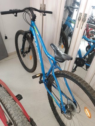 Bicicleta de montaña azul