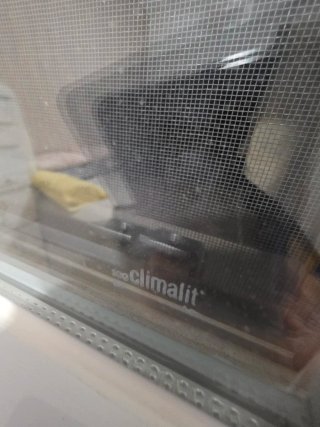 Ventana de aluminio blanca