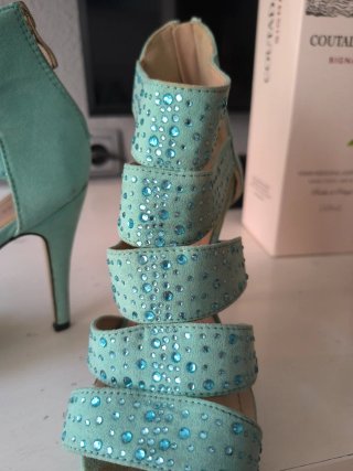 Zapatos de vestir verdes con pedrería