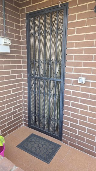Reja de hierro forjado para puerta
