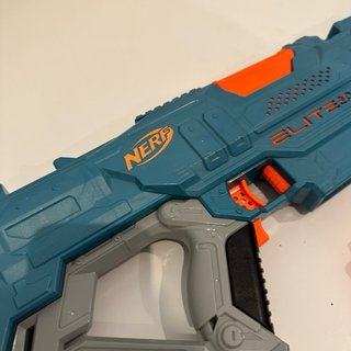Pistola Nerf Elite con Dardos