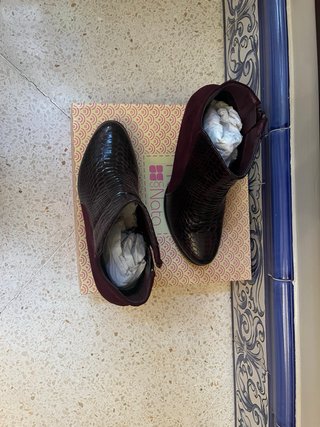 Botines piel serpiente burdeos y ante