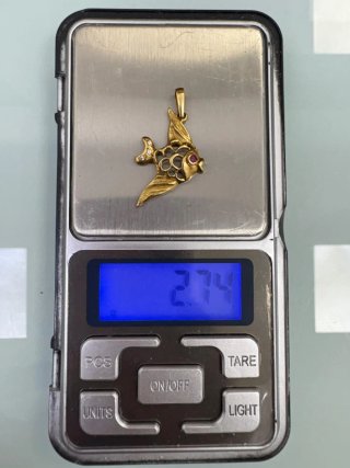 Colgante pez oro de 18k con circonitas