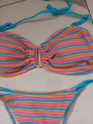 Costume bikini a righe nuovo