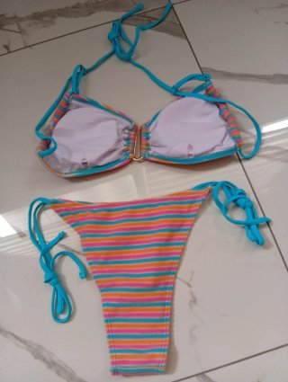 Costume bikini a righe nuovo