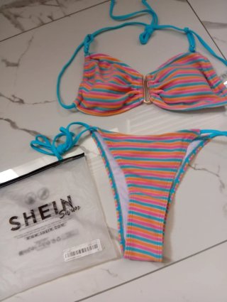 Costume bikini a righe nuovo