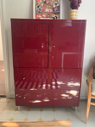 Armario color granate brillante