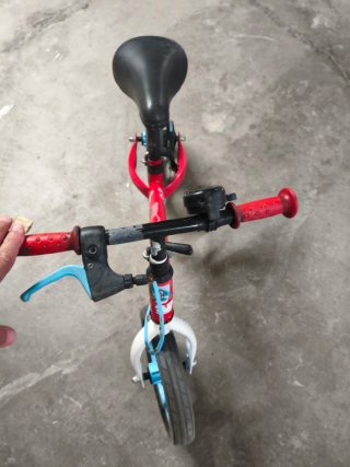 Bicicleta de equilibrio roja y azul