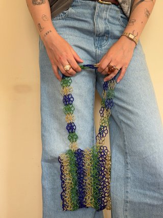 Bolso de abalorios con cadena