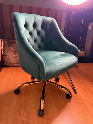 Silla terciopelo verde patas doradas con ruedas