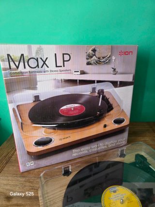 Tocadiscos Ion Marrón y Gris