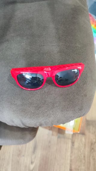 Gafas de sol rojas y negras