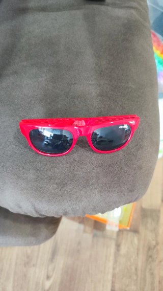 Gafas de sol rojas y negras