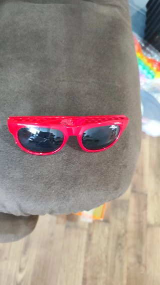 Gafas de sol rojas y negras