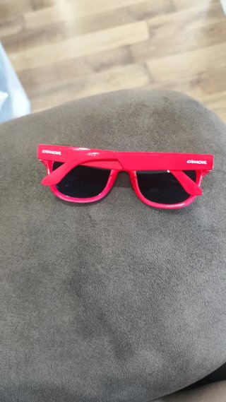 Gafas de sol rojas y negras