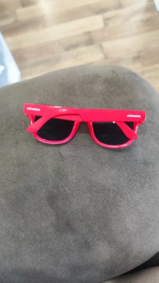 Gafas de sol rojas y negras