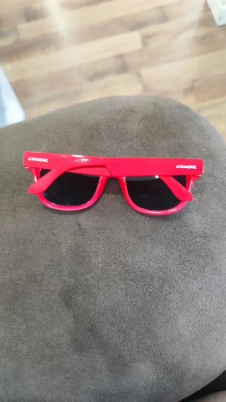 Gafas de sol rojas y negras
