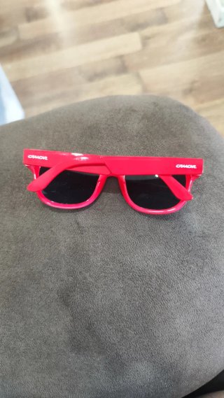 Gafas de sol rojas y negras