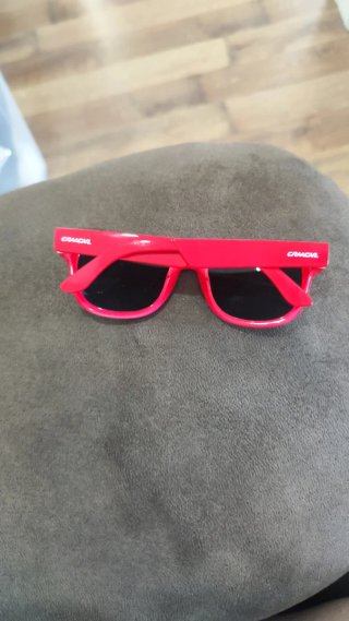 Gafas de sol rojas y negras