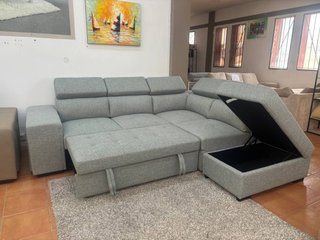 SOFÁ CAMA GRIS DE TELA CON PUF MÓVIL