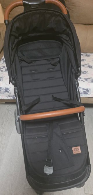 Silla de paseo negra con manillar marrón