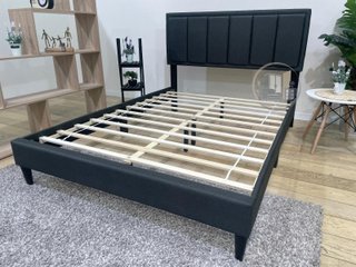 Cama moderna con cabecero acolchado, resistente