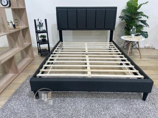 Cama moderna con cabecero acolchado, resistente