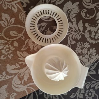 Exprimidor de cítricos blanco