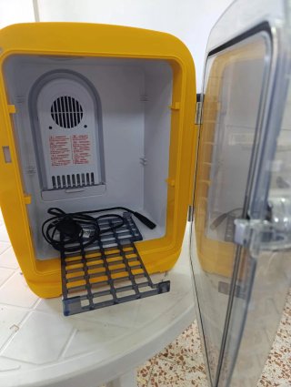 Nevera portátil Bi-Okey amarilla con puerta