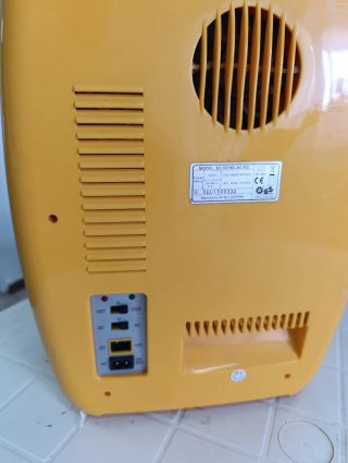 Nevera portátil Bi-Okey amarilla con puerta