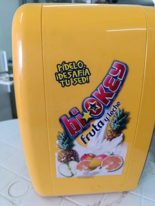Nevera portátil Bi-Okey amarilla con puerta