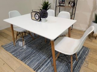 Mesa con 4 sillas nuevas de fábrica