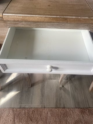 Tocador de madera con espejo abatible