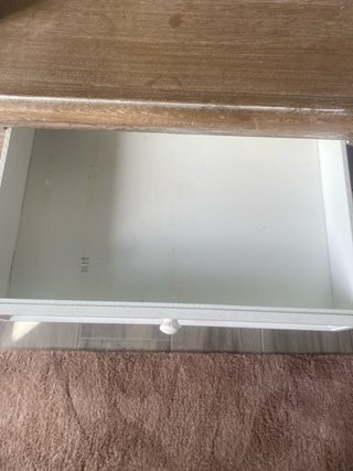 Tocador de madera con espejo abatible