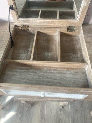 Tocador de madera con espejo abatible