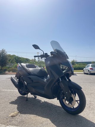 Yamaha XMAX 125 Negra y Morada