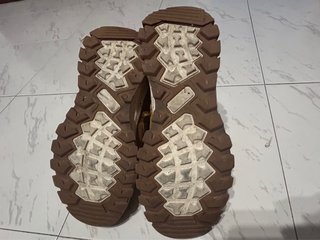 Botas de montaña marrones y verdes