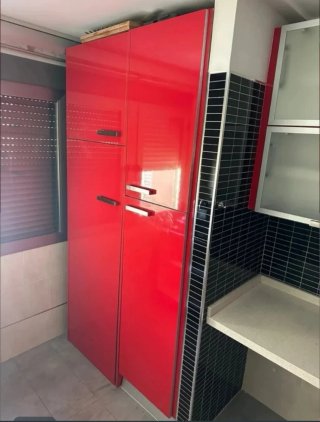Muebles de cocina rojos y plateados