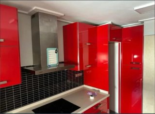 Muebles de cocina rojos y plateados